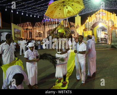 Colombo, Sri Lanka. 11 Aug, 2019. Sri Lankan devotees Teilnahme an der jährlichen "gonpita Perahera', oder die Prozession am Nawagamuwa Pattini Devalaya Tempel für die Göttin Paththini Kaduwela, 39 km von Colombo, Sri Lanka, August 11, 2019 Quelle: Pradeep Dambarage/ZUMA Draht/Alamy leben Nachrichten Stockfoto