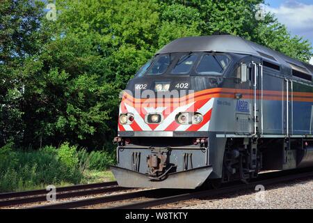 Bartlett, Illinois, USA. Ein Metra Lokomotive drücken ein Nahverkehrszug nach leaveing die Bartlett Pendler Station auf seiner Reise nach Chicago. Stockfoto