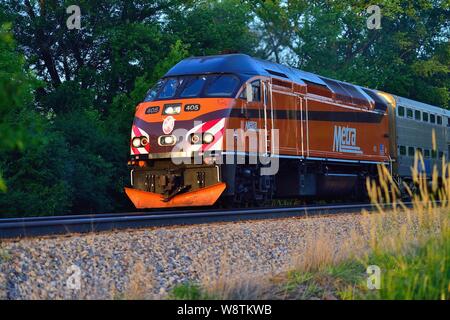 Bartlett, Illinois, USA. Ein Metra Lokomotive zieht ein Nahverkehrszug nach dem Anhalten an der Bartlett Pendler Station auf seiner Reise von Chicago. Stockfoto