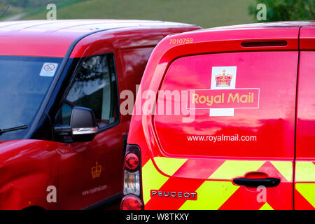 Geparkt Royal Mail Post Transporter bei Strathcarron Post, Highlands von Schottland Stockfoto