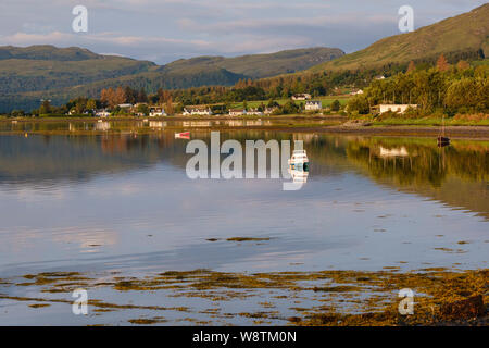 Loch Carron, NW Highlands von Schottland mit Yachten und Boote. Von der A896 Straße im Dorf von Lochcarron, auf der Route von NC500 Stockfoto