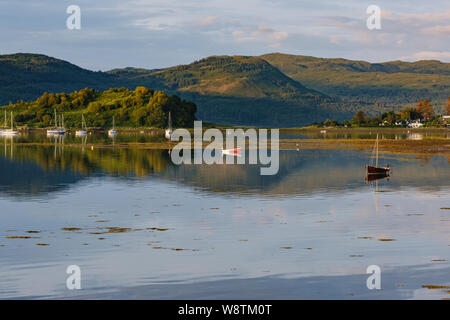 Loch Carron, NW Highlands von Schottland mit Yachten und Boote. Von der A896 Straße im Dorf von Lochcarron, auf der Route von NC500 Stockfoto