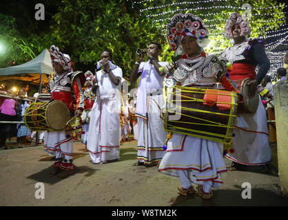 Colombo, Sri Lanka. 11 Aug, 2019. Sri Lanka - Land Tänzer während der jährlichen "gonpita Perahera' durchzuführen, oder die Prozession am Nawagamuwa Pattini Devalaya Tempel für die Göttin Paththini Kaduwela, 39 km von Colombo, Sri Lanka, 11. August 2019. Credit: Pradeep Dambarage/ZUMA Draht/Alamy leben Nachrichten Stockfoto