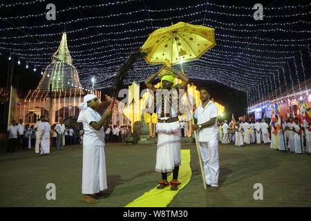 Colombo, Sri Lanka. 11 Aug, 2019. Sri Lankan devotees Teilnahme an der jährlichen "gonpita Perahera', oder die Prozession am Nawagamuwa Pattini Devalaya Tempel für die Göttin Paththini Kaduwela, 39 km von Colombo, Sri Lanka, August 11, 2019 Quelle: Pradeep Dambarage/ZUMA Draht/Alamy leben Nachrichten Stockfoto