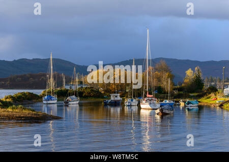 Yachten vor Anker in der Bucht von Loch Carron, Hochland von Schottland auf einen Sturm bedrohlich Herbst Tag für NC500 Stockfoto