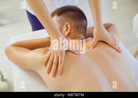 Mann, Massage im Spa. . Stockfoto