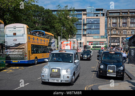 Taxis und Busse auf einem überlasteten Waverley Bridge mit Blick auf die Princes Street, Edinburgh, Schottland, Großbritannien führt. Stockfoto