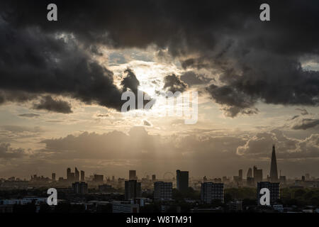 London, Großbritannien. 11 August, 2019. UK Wetter: dramatischer Dark Cloud Abend Sonnenuntergang über der zentralen Stadt Landschaft. Credit: Guy Corbishley/Alamy leben Nachrichten Stockfoto