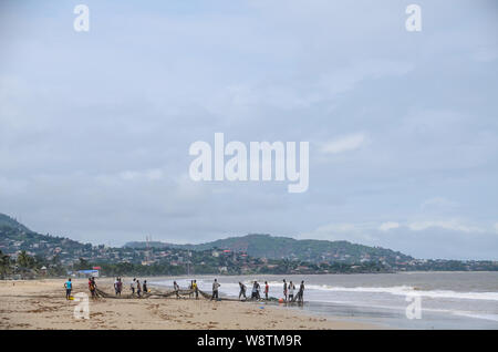 Fischer am Lumley Beach, Freetown, Sierra Leone im Jahr 2014 Stockfoto