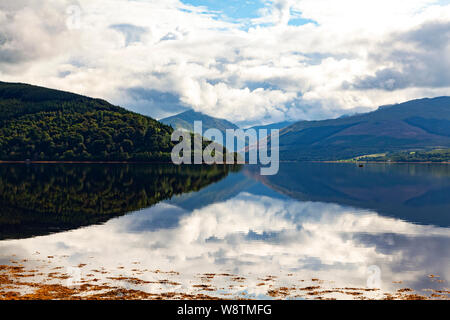 Loch Fyne, Argyll & Bute, Westschottland, Inveraray, mit Bergen und Himmel im Wasser spiegelt. Ascophyllum nodosum an der Küste Stockfoto