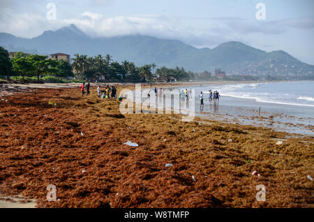 Fußballer am Lumley Beach in Freetown, Sierra Leone während der Regenzeit im Jahr 2014 Stockfoto