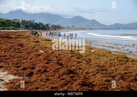 Fußballer am Lumley Beach in Freetown, Sierra Leone während der Regenzeit im Jahr 2014 Stockfoto