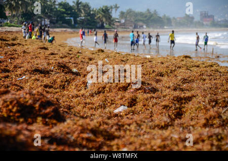 Fußballer am Lumley Beach in Freetown, Sierra Leone während der Regenzeit im Jahr 2014 Stockfoto