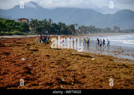 Fußballer am Lumley Beach in Freetown, Sierra Leone während der Regenzeit im Jahr 2014 Stockfoto