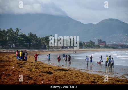 Fußballer am Lumley Beach in Freetown, Sierra Leone während der Regenzeit im Jahr 2014 Stockfoto