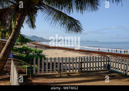 Fußballer am Lumley Beach in Freetown, Sierra Leone während der Regenzeit im Jahr 2014 Stockfoto