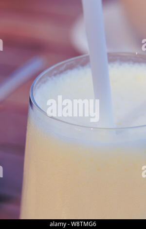 Close up köstliche hausgemachte Milchshake mit Stroh Textur Hintergrund. Stockfoto