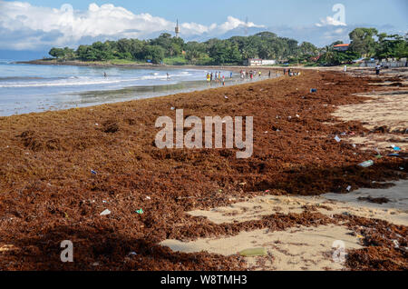 Fußballer am Lumley Beach in Freetown, Sierra Leone während der Regenzeit im Jahr 2014 Stockfoto