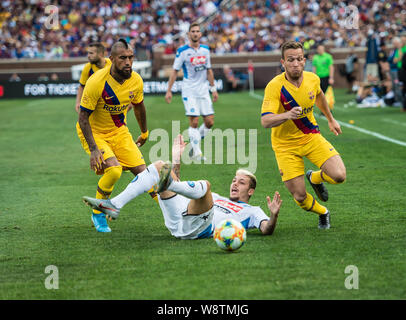 August 10, 2019, Ann Arbor, Michigan, USA: Napoli, GIAN GAETANO #70 und Barcelona Mittelfeldspieler ARTURO VIDAL #22 kollidieren bei einem Match zwischen SSC Napoli und FC Barcelona am Michigan Stadium. Barcelona gewann das Spiel 4-0. (Bild: © Scott Hasse/ZUMA Draht) Stockfoto