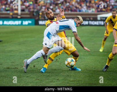 August 10, 2019, Ann Arbor, Michigan, USA: Napoli, GIAN GAETANO #70 und Barcelona Mittelfeldspieler ARTURO VIDAL #22 kollidieren bei einem Match zwischen SSC Napoli und FC Barcelona am Michigan Stadium. Barcelona gewann das Spiel 4-0. (Bild: © Scott Hasse/ZUMA Draht) Stockfoto