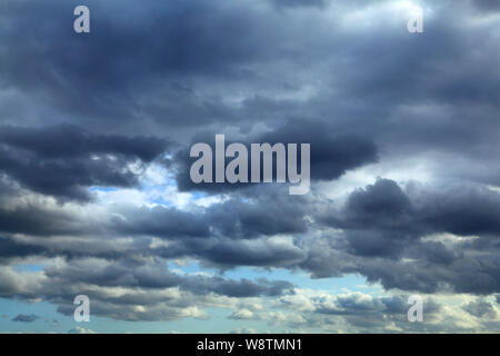 Bewölkter Himmel, Weiß, Grau, cumulus Wolken, blauer Himmel, Meteorologie, Wetter Stockfoto