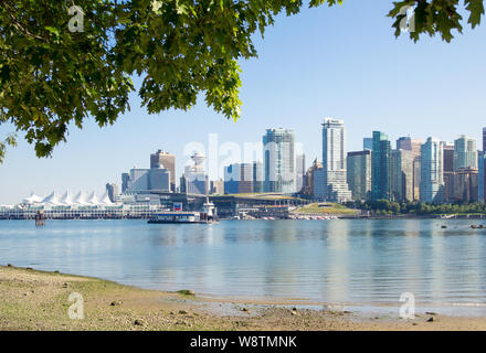 Die wunderschöne Skyline der Innenstadt von Vancouver, British Columbia, Kanada, vom Stanley Park aus gesehen. Stockfoto