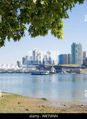 Die wunderschöne Skyline der Innenstadt von Vancouver, British Columbia, Kanada, vom Stanley Park aus gesehen. Stockfoto