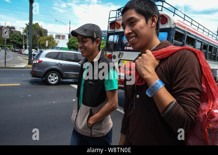 La Reforma, San Marcos, Guatemala. 2 Aug, 2019. Lisardo Perez, 19, Spaziergänge entlang der Seine Cousine Eduardo, außerhalb von Guatemala City International Airport, wo er vor kurzem verbannt wurde, und beginnen Sie mit der überschrift zurück zu seinem Haus der Stadt La Reforma, Guatemala. Nach 8 Jahren sinkender Kaffeepreise Â, 4 weg von einem festen Job von seinem Vater und 3 Jahre beobachten, seinen jüngeren Bruder Edgar Giovani ein debilitatingÂ Krankheit, die die Familie in der medizinischen Schuld links leiden, sie setzen ihre ganze Hoffnung auf Lisardo''" Ein $ 8000 Darlehen gegen Ihr Haus ein Schmuggler zahlen zu ihm in die USA, wo sie hofften, er würde machen Stockfoto