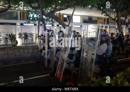 Hongkong, China. 12. August 2019. Die Demonstranten mit der Polizei außerhalb des Yau Tsim Bezirk Polizeipräsidium und Tsim Sha Tsui Polizei am Sonntag, wo Gas und Pfefferspray reißen wurden verwendet, um die Massen zu kontrollieren. Die Demonstrationen werden in den kommenden Tagen fortsetzen. Die anti-Auslieferung bill Proteste sind eine Reihe von laufenden Demonstrationen in Hongkong gegen die flüchtigen Straftäter und die Rechtshilfe in Strafsachen Rechtsvorschriften Gesetzentwurf der Regierung von Hongkong vorgeschlagen. Credit: Joshua Preston/Alamy leben Nachrichten Stockfoto