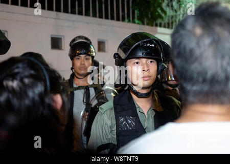 Hongkong, China. 12. August 2019. Die Demonstranten mit der Polizei außerhalb des Yau Tsim Bezirk Polizeipräsidium und Tsim Sha Tsui Polizei am Sonntag, wo Gas und Pfefferspray reißen wurden verwendet, um die Massen zu kontrollieren. Die Demonstrationen werden in den kommenden Tagen fortsetzen. Die anti-Auslieferung bill Proteste sind eine Reihe von laufenden Demonstrationen in Hongkong gegen die flüchtigen Straftäter und die Rechtshilfe in Strafsachen Rechtsvorschriften Gesetzentwurf der Regierung von Hongkong vorgeschlagen. Credit: Joshua Preston/Alamy leben Nachrichten Stockfoto