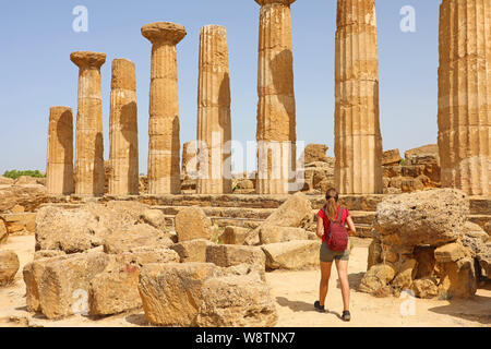 Junge Frau wandern im Tal der Tempel von Agrigento, Sizilien. Traveler girl Visits griechischen Tempeln im Süden Italiens. Stockfoto