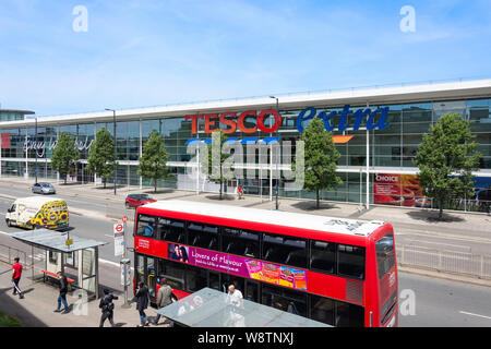 Tesco Extra Supermarkt, Wellington Street, Slough, Berkshire, England, Vereinigtes Königreich Stockfoto