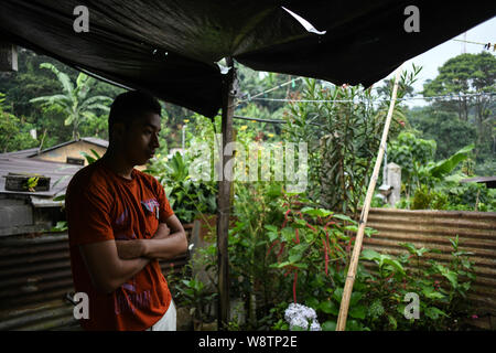 La Reforma, San Marcos, Guatemala. 8 Aug, 2019. Da aus den USA vor acht Tagen abgeschoben zu werden, Lisardo Perez, 19, verbringt seine Tage, starrte auf den Boden von seiner Familie ein Haus in der Stadt von La Reforma, Guatemala. Lizardo sagte, daß er noch nicht einmal das Gefühl, draußen gehen. Die Familie hatte festgesteckt alle ihre Hoffnungen auf ihn macht sie in den USA, und jetzt Gesicht verlieren ihre Heimat wegen eines Darlehens $ 8000 zu Lizardo der Schmuggler, zusammen mit medizinischen Schuld aufgrund eines kranken Sohn, und die Aussicht auf ein Leben in einer der ärmsten Ecken des Kontinents. Credit: Miguel Juarez Lugo/ZUMA Draht/Alamy leben Nachrichten Stockfoto