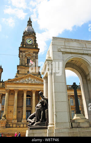 Bolton Rathaus und Kriegerdenkmal Stockfoto