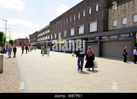 Käufer auf Newport Street im Zentrum von Bolton Stockfoto