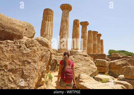 Junge Frau wandern im Tal der Tempel von Agrigento, Sizilien. Traveler girl Visits griechischen Tempeln im Süden Italiens. Stockfoto