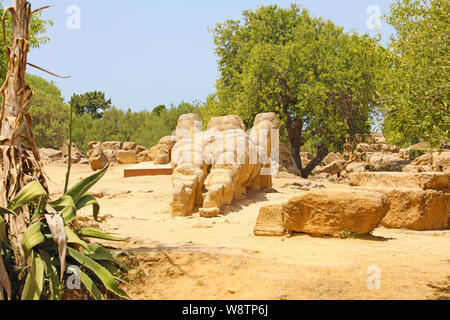 Riesige Telamon, Atlas, die Statue des Zeus Tempel im Tal der Tempel von Agrigento, Sizilien, Italien ruiniert. UNESCO-Weltkulturerbe. Stockfoto