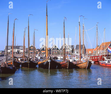 Traditionelle hölzerne Fischerboote im Hafen, Marken, Zaanstreek-Waterland, Noord-Holland, Königreich der Niederlande Stockfoto