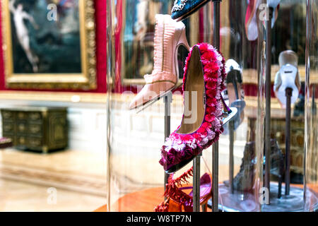 Manolo Blahnik Ausstellung in der Wallace Collection, London, UK Stockfoto