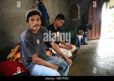 August 8, 2019, La Reforma, San Marcos, Guatemala: Lizardo Perez, 19, sitzt mit seinem Vater, Edgar Perez, und Schwester Kelyn, in Ihrer 1-Zimmer Haus in der Nachbarschaft des Kantons La Palma, in La Reforma, Guatemala. Der Eltern €" tief in der Schuld aus einem anderen Sohn € ™ s Krankheit und jetzt die The Smuggler€ ™ s feeâ €" alle ihre Hoffnungen auf Lizardo es an die USA, auch wenn Sie jetzt Ihre winzigen Haus Gesicht verlieren zu Gläubigern festgesteckt hatte, Sie bemerken, wie Lizardo schließlich seine ständige Unterernährung während seiner 45 Tage in Haft entflohen. Â € "nahm mich in Mio. €™ ijo, â € Edgar sagte. Â â € oeLizardo gar nicht fitt Stockfoto