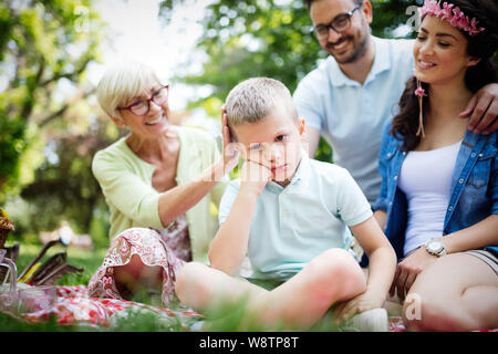 Familie trostreiche wenig hartnäckige Kind und Verwalten von Emotionen Stockfoto