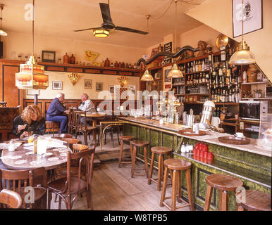 Innenraum eines braun Cafe (bruine Kroeg), Amsterdam, Noord-Holland, Königreich der Niederlande Stockfoto