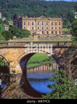 16. jahrhundert Chatsworth House über den Fluss Derwent, Edensor, Derbyshire, England, Vereinigtes Königreich Stockfoto