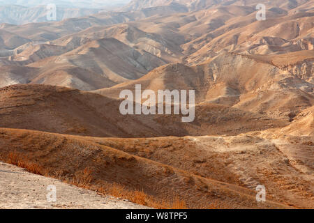 Landschaftlich reizvolle bergige Judäische Wüste Landschaft in der Nähe von Jericho, Israel Stockfoto