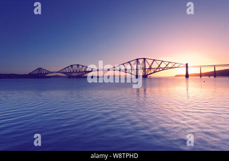 Forth Bridge in der Nähe von Edinburgh bei Sonnenaufgang Stockfoto