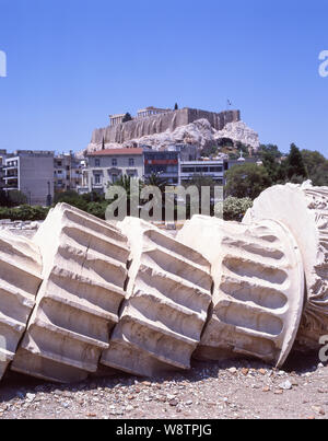 Blick auf die Akropolis vom Tempel des Olympischen Zeus, Athen (Athina), Athen, Griechenland Stockfoto