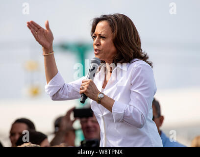 Des Moines, Iowa/USA - 10. August 2019: United States Senator und Demokratische Präsidentschaftskandidat Kamala Harris grüßt Unterstützer an der Iowa Stat Stockfoto