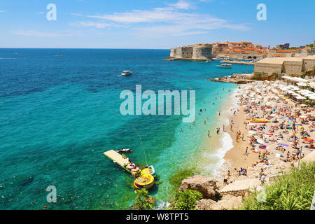 DUBROVNIK, KROATIEN - 12. JULI 2019: Luftbild der Altstadt von Dubrovnik und der Strand Banje, Adria Stockfoto