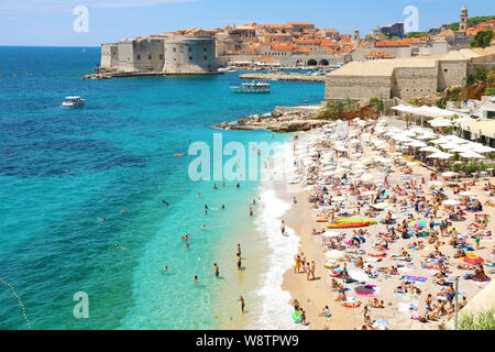 DUBROVNIK, KROATIEN - 12. JULI 2019: Luftbild der Altstadt von Dubrovnik und der Strand Banje, Adria Stockfoto