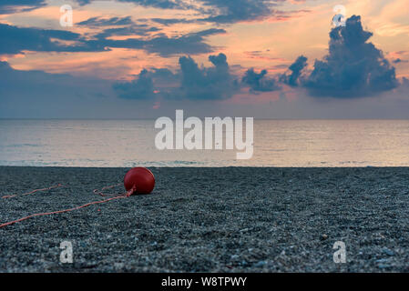 Malerischen Sonnenuntergang am Strand in Italien Kalabrien Stockfoto